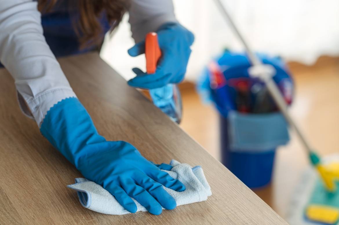 CLeaner cleaning the table